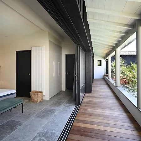 Maison Spacieuse Avec Piscine Et Acces - Fr-1-434-69 *