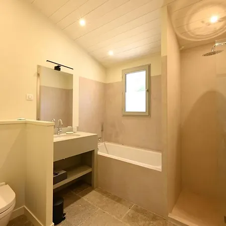 Maison Spacieuse Avec Piscine Et Acces - Fr-1-434-69 Vakantiehuis