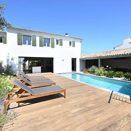 Maison Spacieuse Avec Piscine Et Acces - Fr-1-434-69 *