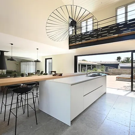 Maison Spacieuse Avec Piscine Et Acces - Fr-1-434-69 *