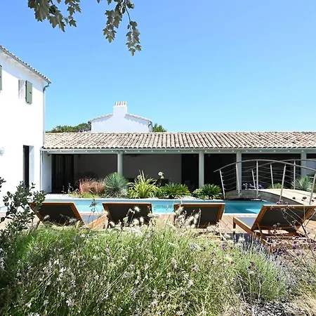 Maison Spacieuse Avec Piscine Et Acces - Fr-1-434-69 *